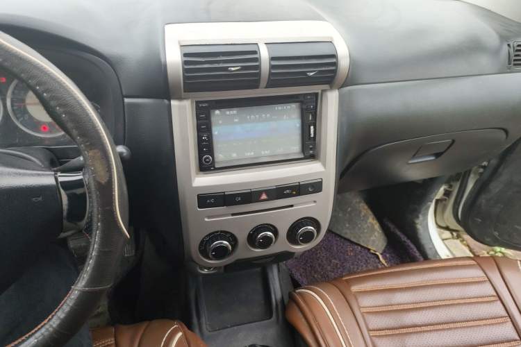 Used FAW Senya S80 2013 1.5L Manual 5-Seat Urban Fashion Edition Audio And AC Panel