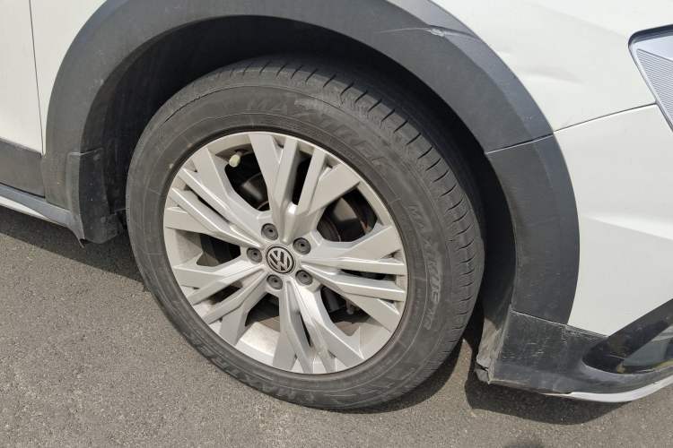 Used Volkswagen C-TREK 2017 1.6L Automatic Comfort Model Right Front Wheel Hub