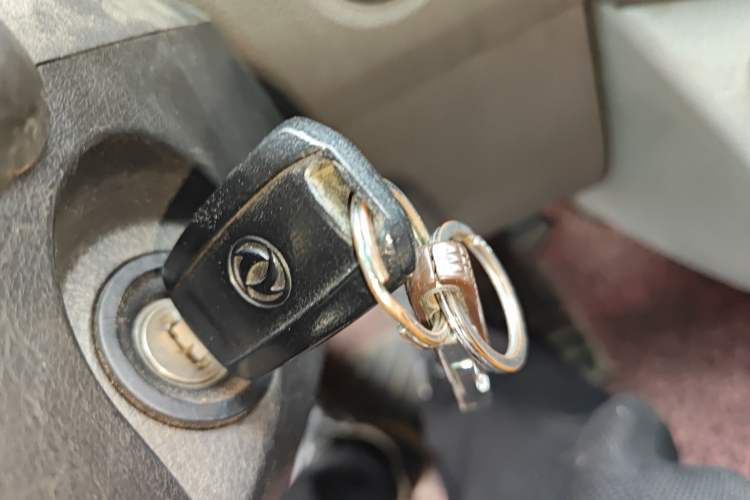 Used Dongfeng Yufeng 2014 2.5T YuliBao Logistics Vehicle Low-Trim Version with Short Wheelbase and Mid-Roof Design – ZD25 Vehicle Key