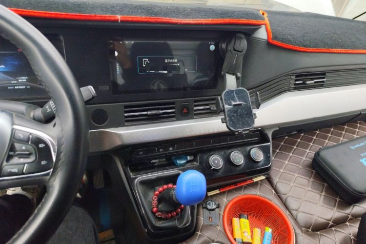 Used Dongfeng Yufeng 2023 V9+ 2.3T Manual Rear-Drive Cargo Van with Dual Rear Tires 3-Seater