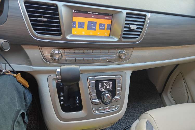 Used SAIC MAXUS G10 2021 2.0T Automatic Smart Edition Gasoline 7-Seater Audio And AC Panel