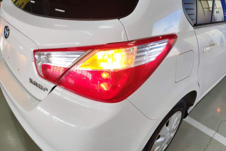 Used Venucia R50 2015 1.6L Manual Fashion Edition Exterior 3