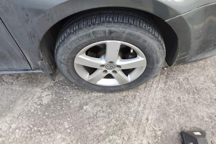 Used Volkswagen Bora 2012 1.6L Automatic Fashion Edition Right Front Wheel Hub