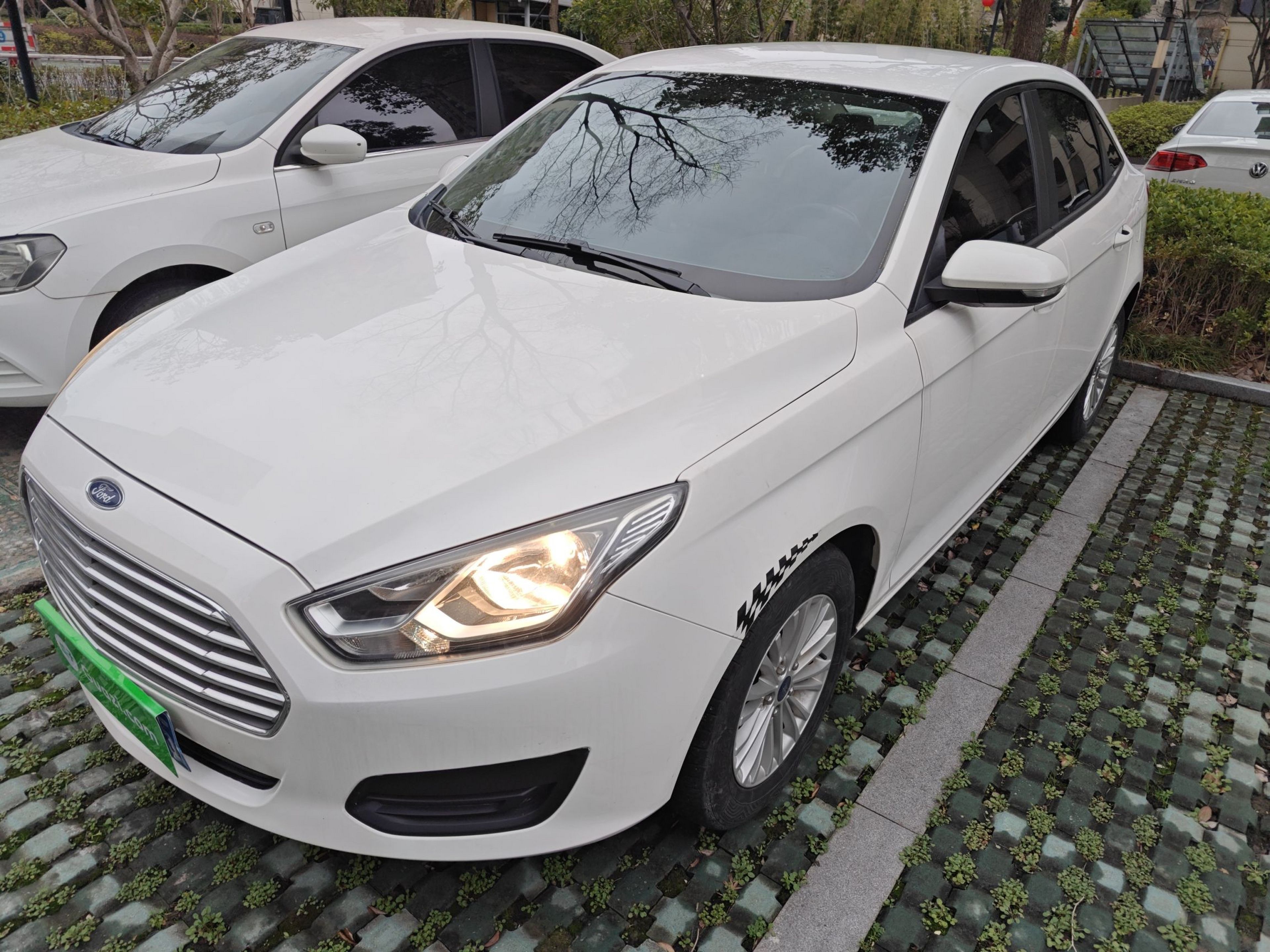 Под передней частью автомобиля