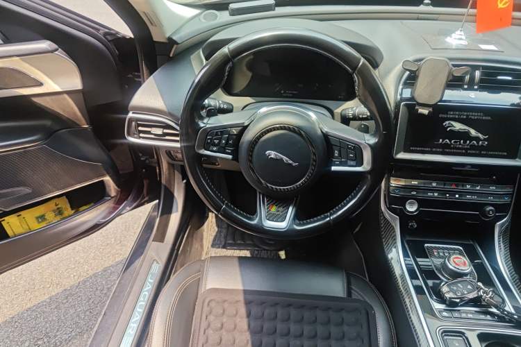 Used Jaguar XEL 2018 2.0T 200 PS Premium Edition Steering Wheel