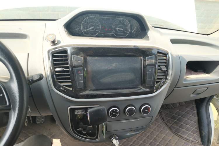 Used SAIC MAXUS Xintu V80 2017 2.5T AMT Aoyuntong China IV Short Wheelbase Mid-Roof 5/6/10-Seater
