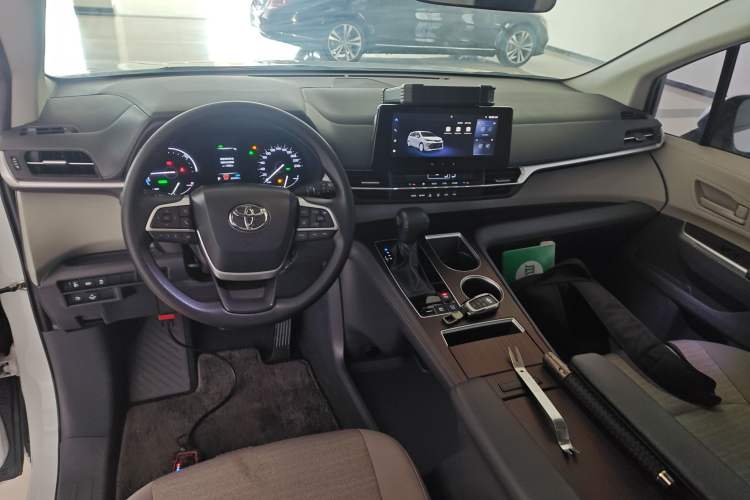 Used Toyota SIENNA 2024 2.5L Hybrid Comfort Edition