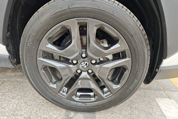 Used Toyota RAV4 2022 2.0L CVT Four-Wheel Drive Premium Edition Right Front Wheel Hub