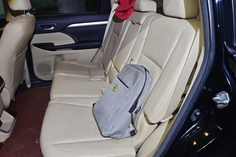 Used Toyota Highlander 2015 2.0T Two-Wheel Drive Luxury Edition 7 Seats Left Rear Seat