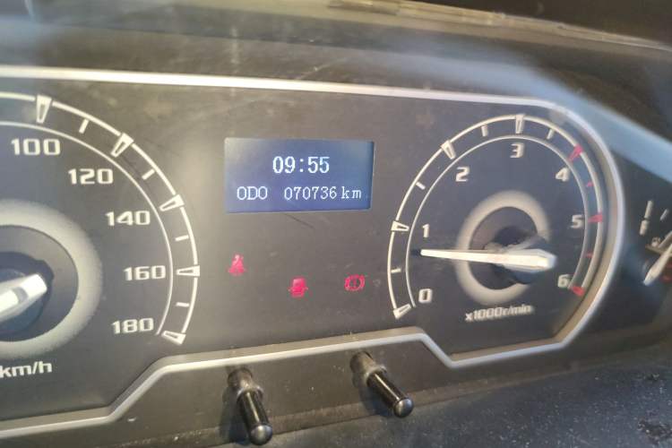 Used SAIC MAXUS Xintu V80 2019 2.5T Classic Edition 6-Speed Manual – Aoyuntong Modified Version Short Wheelbase Mid-Height Roof 5/6 Seats Odometer Close Up