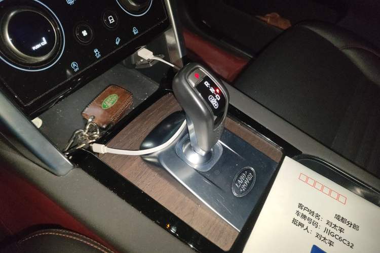 Used Land Rover Discovery Sport 2022 Revised Version 249 PS R-Dynamic S Performance Edition 5 Seats Gear Lever