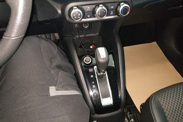 Used Nissan Kicks 2017 1.5L CVT Smart Drive Edition Gear Lever