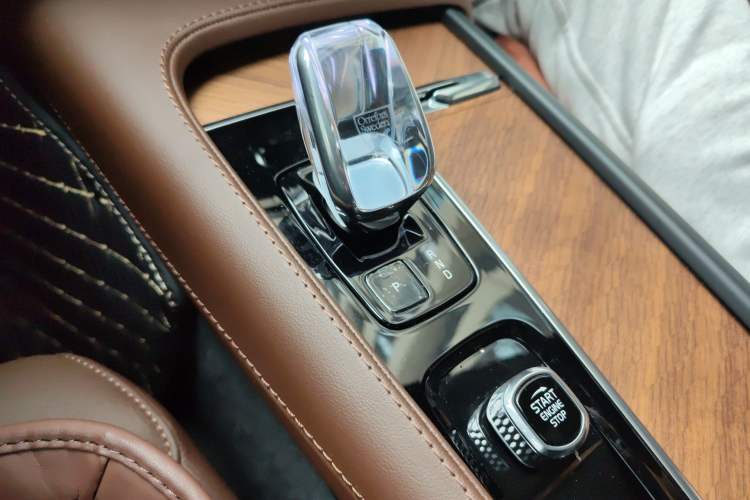 Used Volvo XC90 2025 B5 SmartDrive Luxury Edition 7-Seater Gear Lever