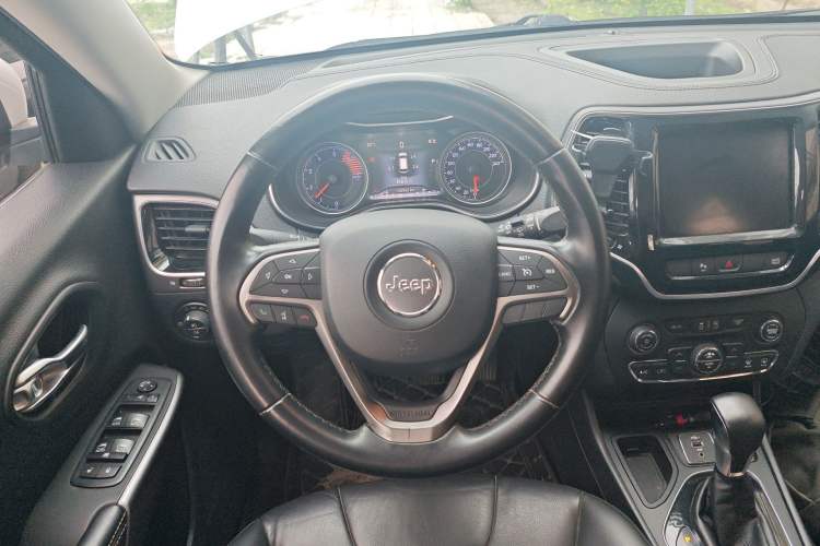 Used Jeep Cherokee 2019 2.0T 2WD Enjoyment Edition China V Steering Wheel