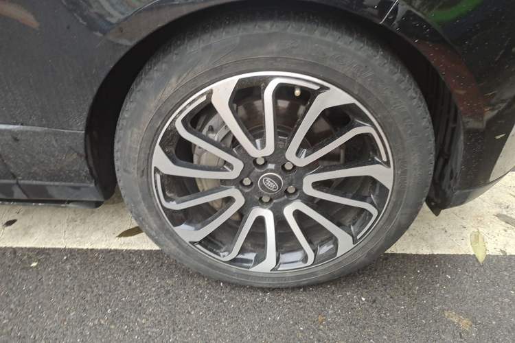 Used Land Rover Range 2020 3.0 L6 Grand Edition Right Front Wheel Hub