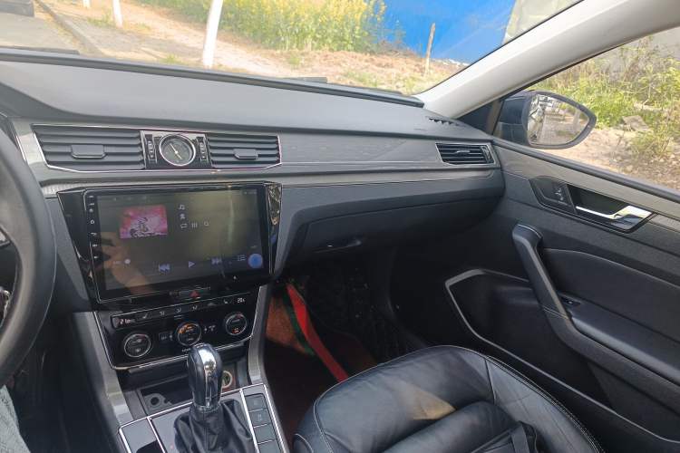 Used Volkswagen Passat 2016 330TSI DSG Luxury Edition Audio And AC Panel