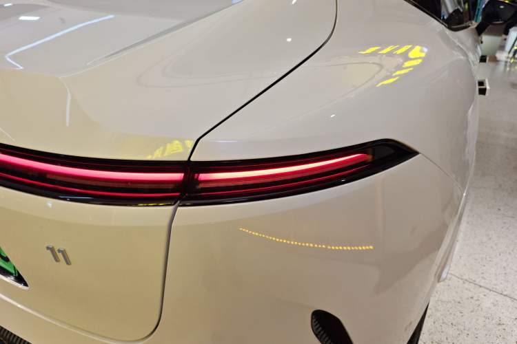 Used Avatr 11 2023 Harmony 90-degree Rear-wheel Drive Edition Right Rear Taillight