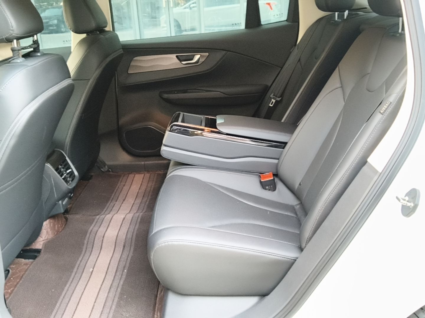 Hongqi E-QM5 2023 Base Travel Edition — снимка 20