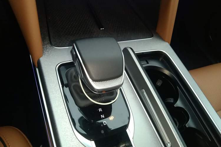 Used Hongqi HS7 PHEV 2025 Model 2.0T PHEV Four-Wheel Drive 2 Million Units Commemorative Edition 6-Seater Audio And AC Panel