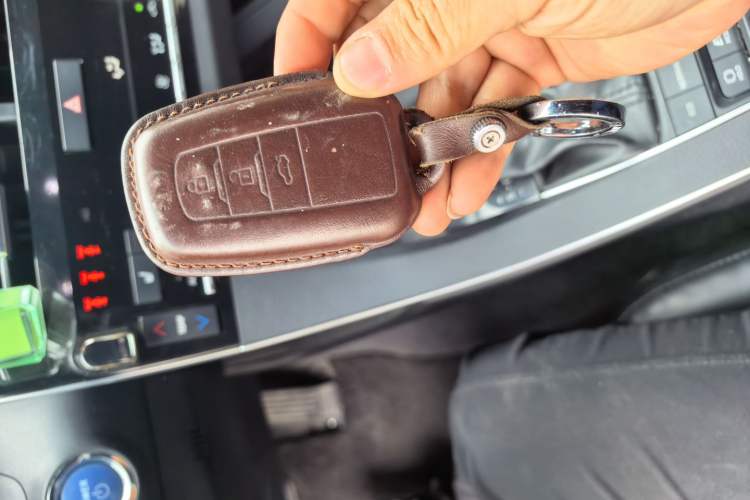 Used Toyota Avalon 2019 Dual-Engine 2.5L XLE Prestige Version China VI Standard Vehicle Key