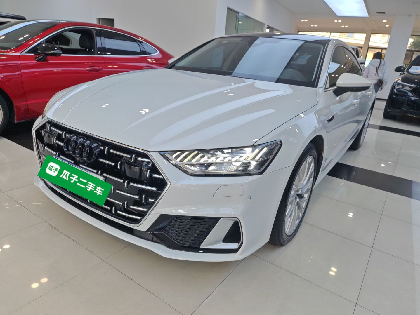 تحت مقدمة السيارة