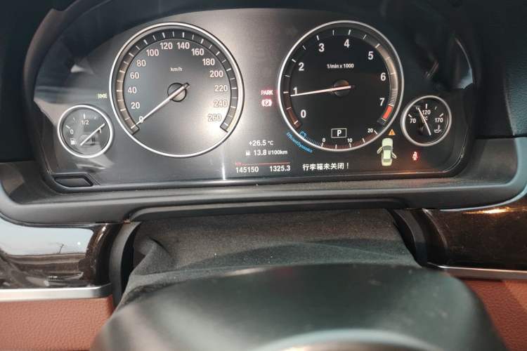 Used BMW 5 Series 2014 528Li Leading Model Odometer Close Up