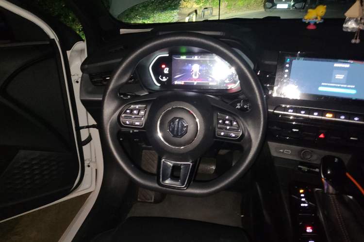 Used MG 5 2022 180 DVVT CVT Youth Luxury Edition
