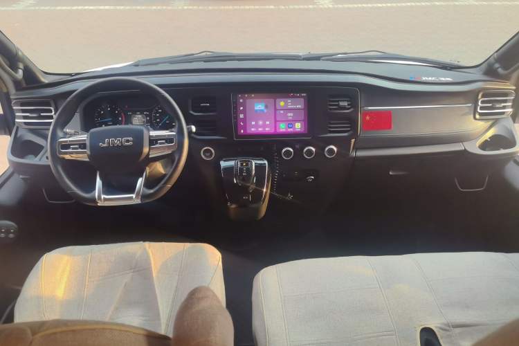 Used JMC Fushun 2023 2.0T Automatic Mid-Range High-Roof Commercial Multi-Purpose Passenger Vehicle with 6 Seats Center Console