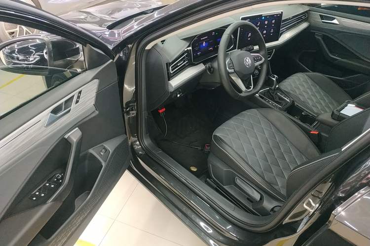 Used Volkswagen Sagitar 2023 300TSI DSG Excellence Edition Driver Seat