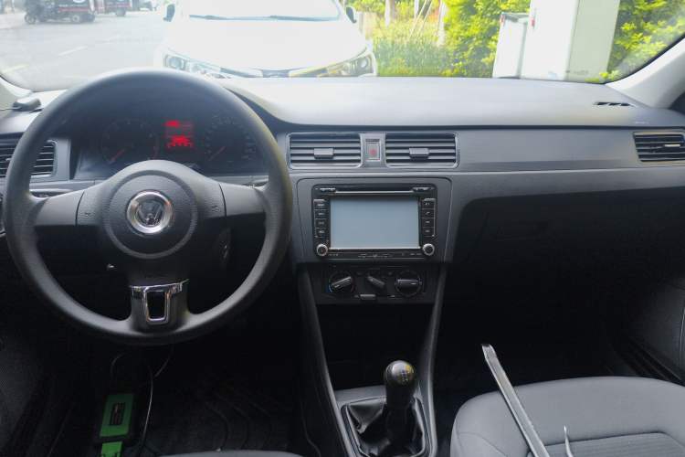 Used Volkswagen Santana 2015 1.6L Manual Fashion Edition Center Console