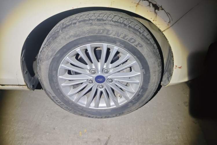 Used Ford Escort 2015 1.5L Automatic Comfort Edition Right Front Wheel Hub