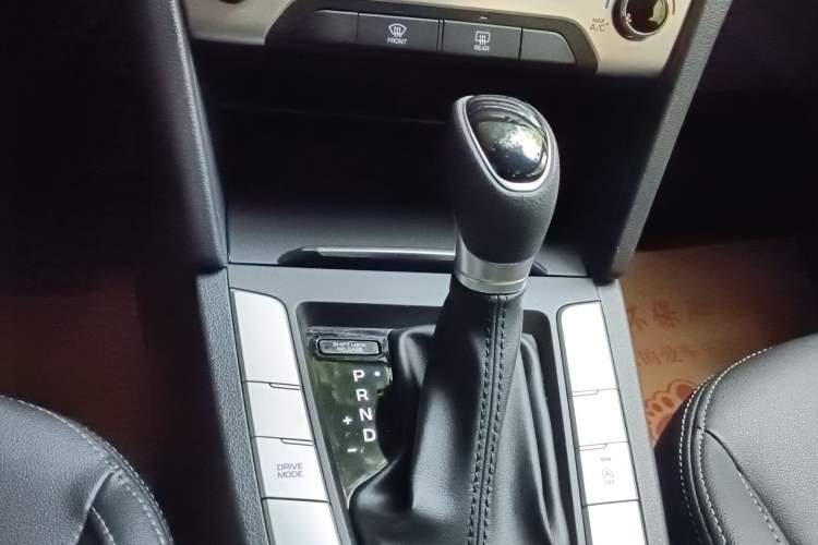 Used Hyundai Elantra (6th Generation / Lingdong) 2016 1.6L Automatic ZhiXuan – Elite Version Gear Lever