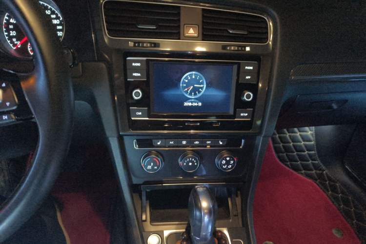 Used Volkswagen Golf 2018 230TSI Automatic Luxury Version Audio And AC Panel