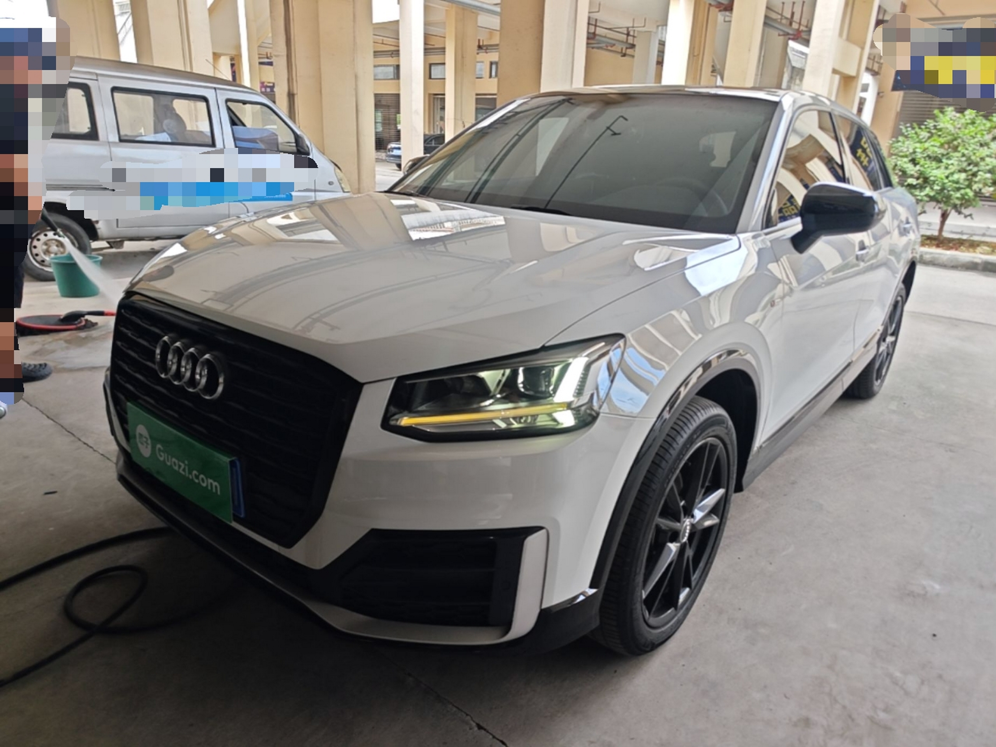 Под передней частью автомобиля