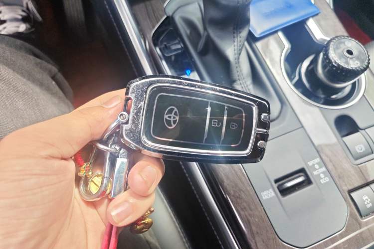 Used Toyota Highlander 2024 2.5L Smart Electric Hybrid Dual-Engine Four-Wheel Drive Prestige Version – 7 Seats Vehicle Key