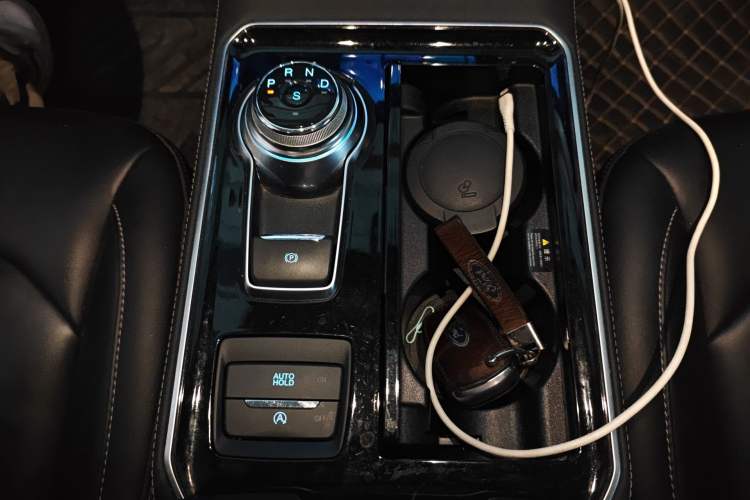 Used Ford Edge 2022 PLUS EcoBoost 245 Four-Wheel Drive Platinum Edition 7-Seater Gear Lever