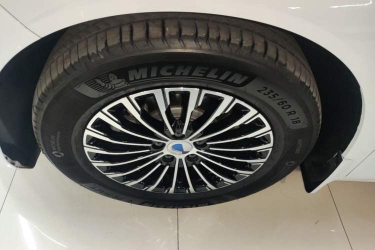 Used Denza D9 2022 DM-i 970 Four-Wheel Drive Prestige Model Left Front Wheel Hub