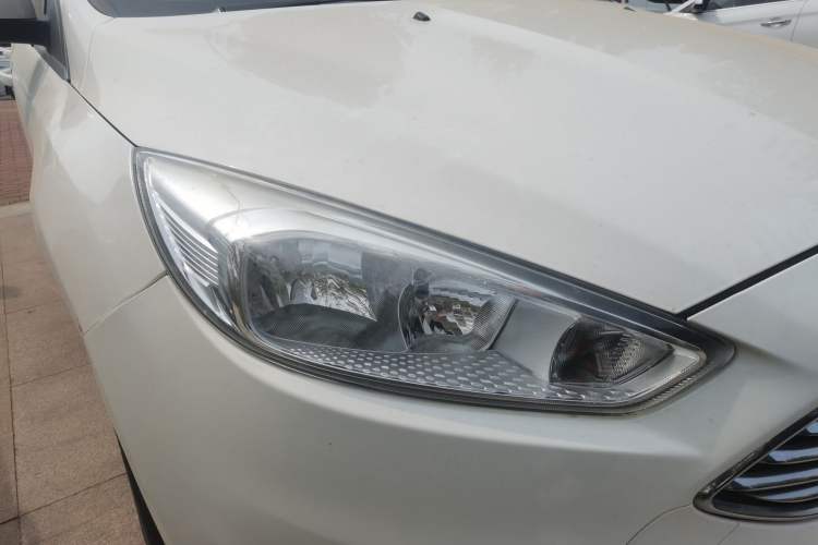 Used Ford Focus 2017 Sedan 1.6L Automatic Fashion Edition Smart Drive Version Right Front Headlight