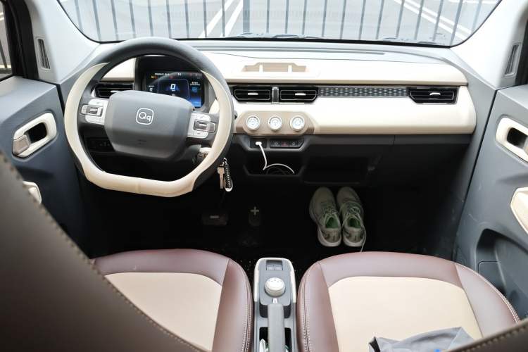 Used Chery QQ Ice Cream 2025 Model 205km Sundae Edition Center Console