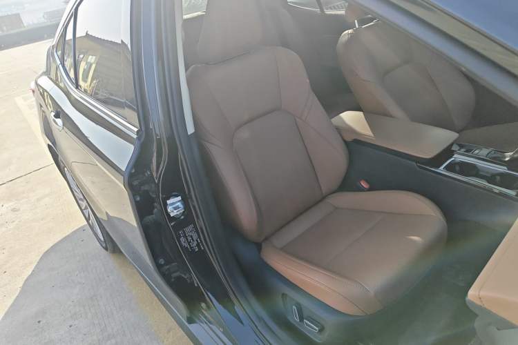 Used Toyota Camry 2024 Dual-Motor 2.0 HGVP Luxury Edition
