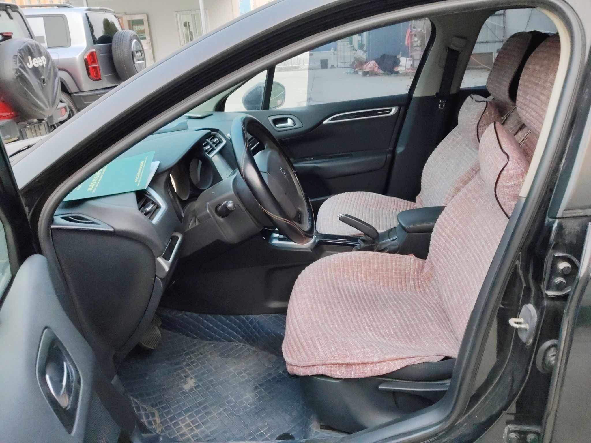 المقاعد الأمامية داخل السيارة