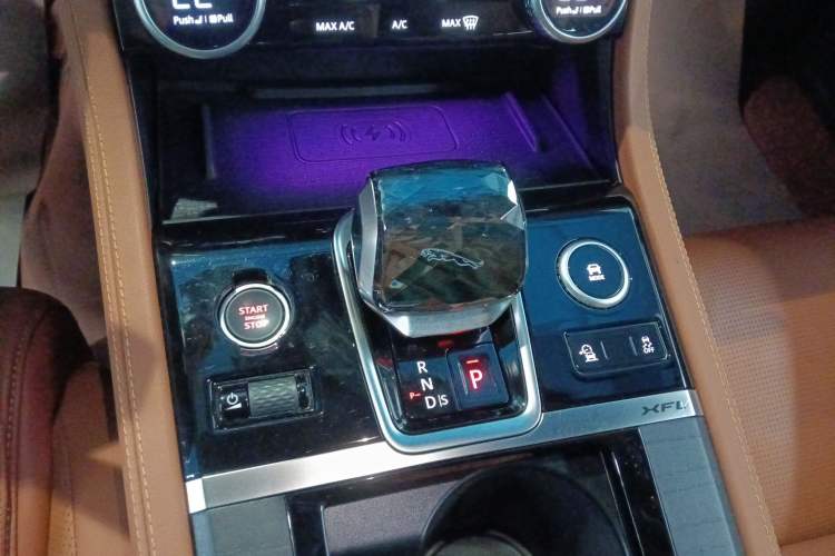 Used Jaguar XFL 2024 2.0T P300 Four-Wheel Drive Flagship Sport Gold Edition