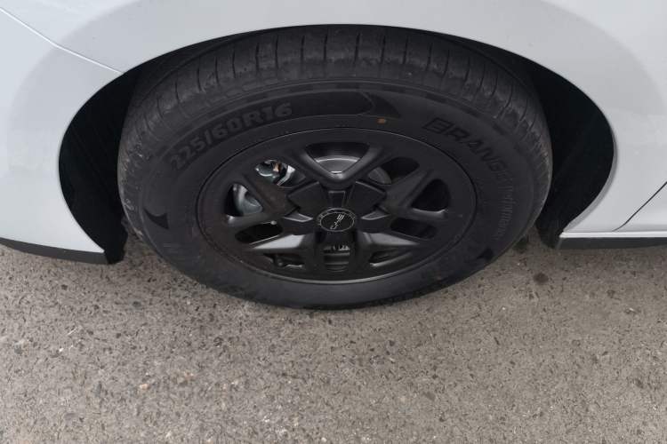 Used BYD Seal 05 DM-i 2025 DM-i Smart Drive 55KM Luxury Model Left Front Wheel Hub