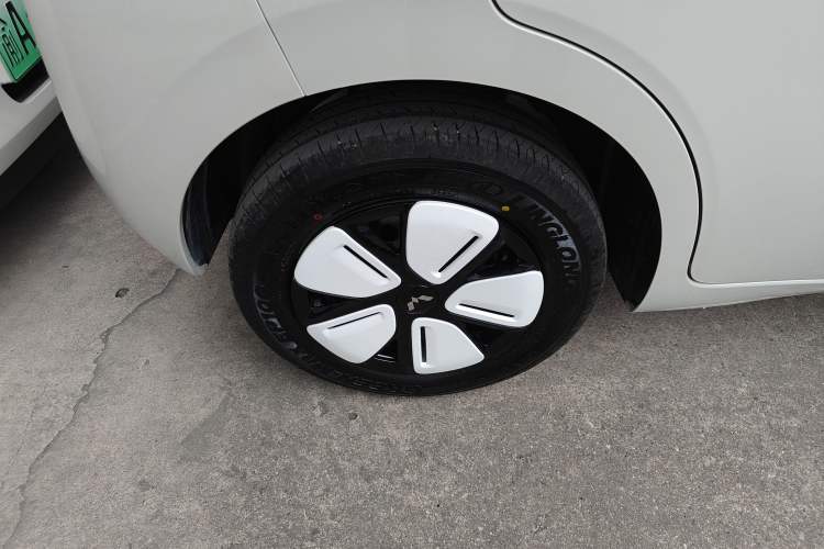 Used Wuling Hongguang MINIEV 2025 Four-Door Version Advanced Edition Right Rear Wheel Hub