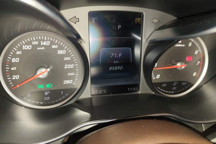 Used Mercedes-Benz GLC 2016 GLC 200 4MATIC Odometer Close Up