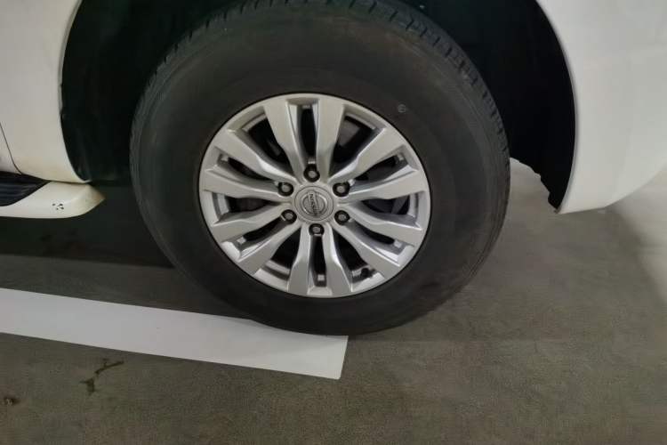 Used Nissan Patrol 2018 4.0L LinkedIn Edition Right Front Wheel Hub