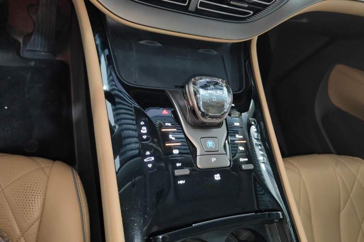 Used Denza D9 2022 DM-i 1040 Prestige Model
