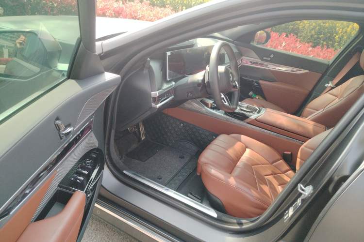 Used BMW 7 Series 2023 740Li Luxury Edition M Sport Package Driver Seat