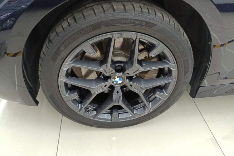 Used BMW 3 Series 2025 330Li M Sport Shadowline Package Left Front Wheel Hub