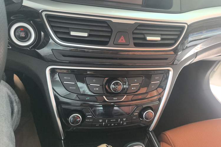 Used Geely Auto Emgrand GT 2016 1.8T Zunya Model Audio And AC Panel